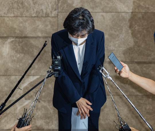 박순애 사회부총리 겸 교육부 장관이 8일 오후 서울 여의도 한국교육시설안전원에서 가진 기자회견에서 사퇴를 발표한 뒤 고개숙여 인사하고 있다.<연합뉴스>